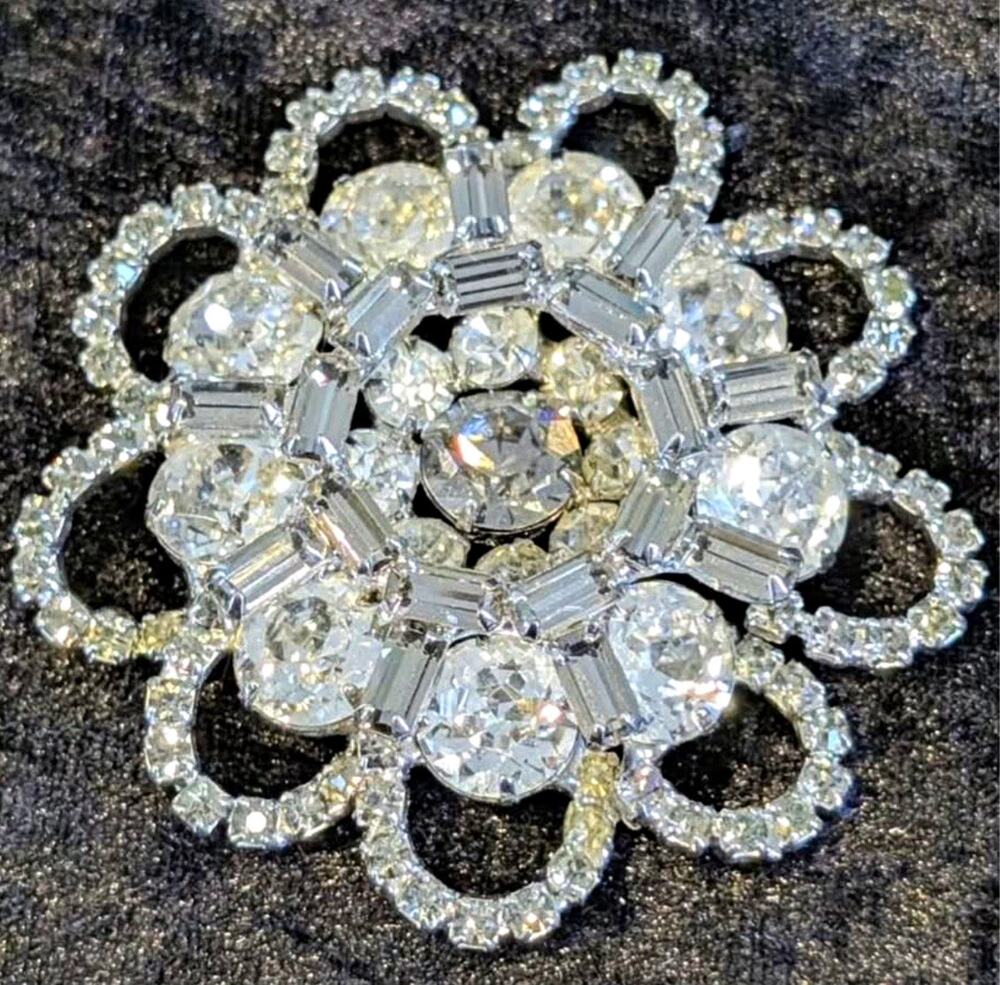 ✨ Vintage Signed WEISS Rhinestone Brooch – Large 2.64” Statement Pin